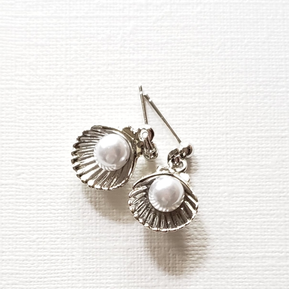 Silver plated ball post earring w/ peral shell - Picture 2 of 6